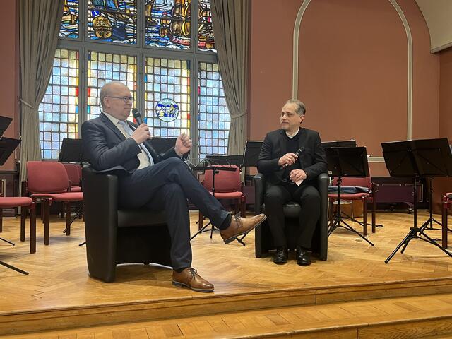 Amir Afscharrabbar im Gespräch mit Bürgermeister Sönke Hartlef. | Foto: Sandra Polenz