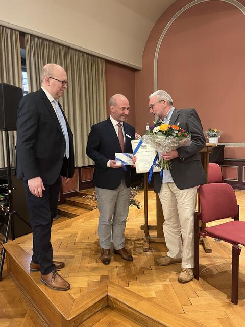 Harald Widera bekommt Auszeichung für sein ehrenamtliches Engagement. | Foto: Sandra Polenz