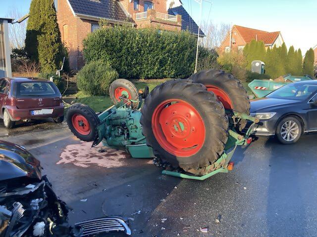 Der Trecker blieb nach dem Crash kopfüber liegen | Foto: Polizei