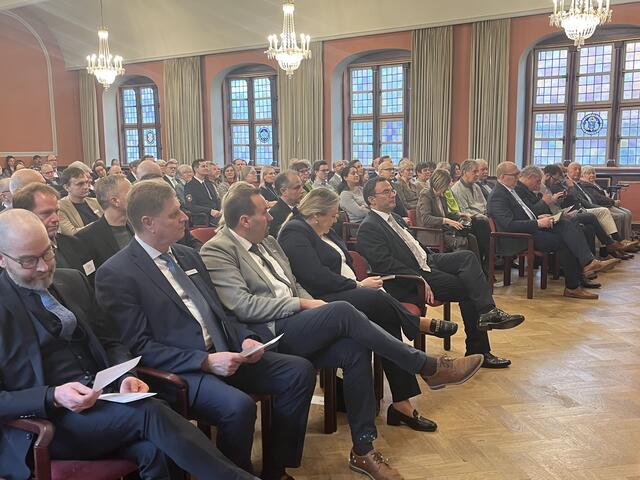 Gespannte Gäste beim Neujahrsempfang in Stade. | Foto: Sandra Polenz