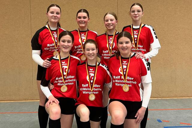 Wangersens U14-Mädchen haben bei den Bezirksmeisterschaften in Ahlerstedt die Goldmedaillen gewonnen. | Foto: MTV Wangersen