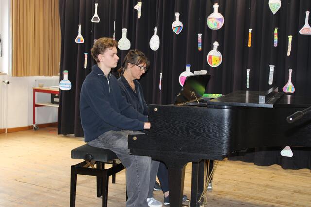 Gestalteten am Klavier den musikalischen Rahmen des Empfangs: Thorben Hofmeister und seine Musikschul-Lehrerin Christina Koller | Foto: ce