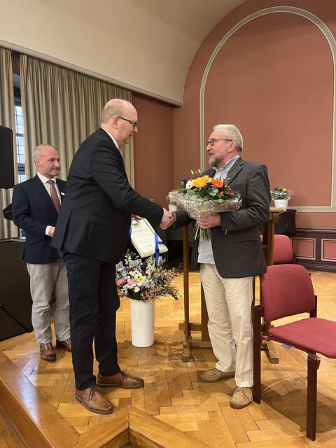 Sönke Hartlef dankt Harald Widera. | Foto: Sandra Polenz