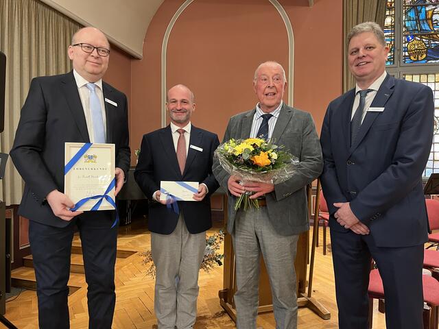 Ehrung von Bürgermeister für Rudi Steinkamp. | Foto: Sandra Polenz