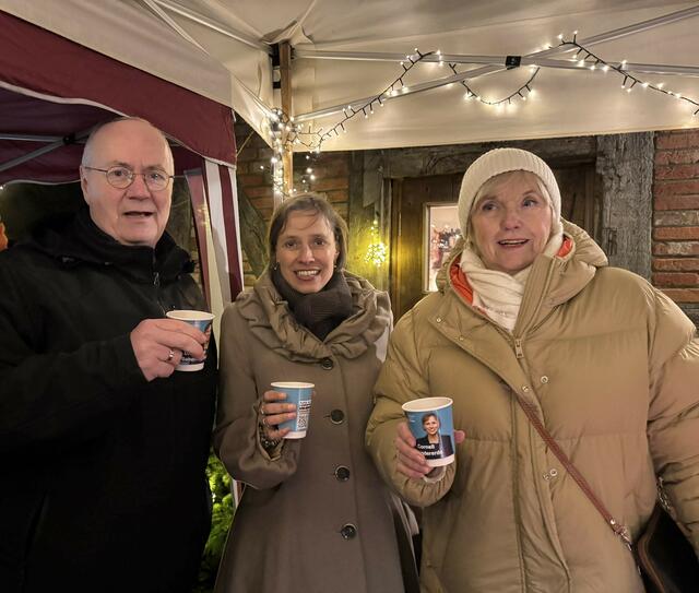 Jörg Berberich, Cornell Babendererde und Heide Nemitz genossen bei kaltem Wetter die Heißgetränke | Foto: Giko Krömker