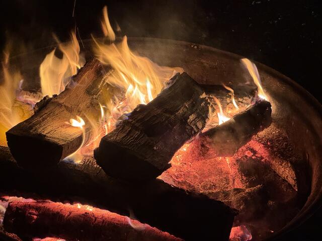 Die Klönschnack-Besucher konnten sich bei nasskaltem Wetter an einem gemütlichen Lagerfeuer wärmen | Foto: Giko Krömker