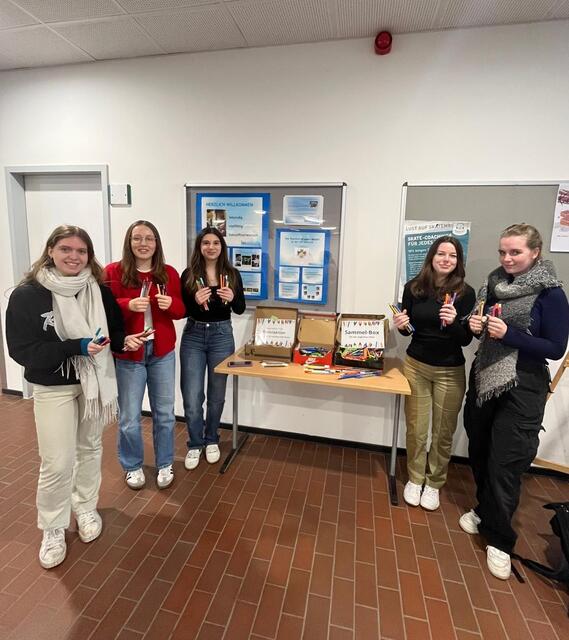Helfende Hände v.li.: Sarah, Mirja, Aliya, Aylin und Finja aus der IGS-Hittfeld | Foto: Faruk. S. / Ideen-im-Team