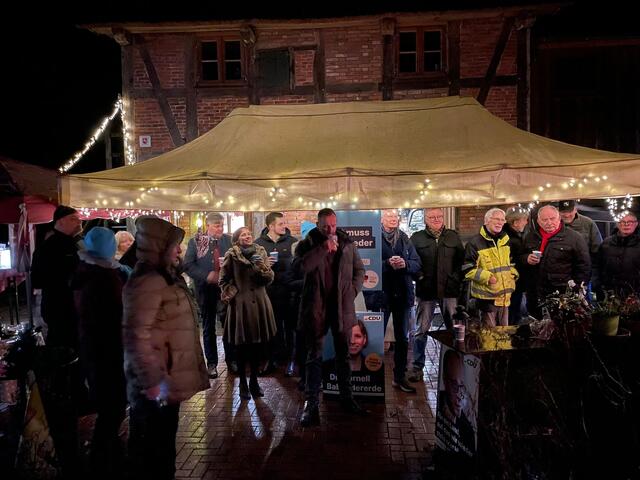 Knapp 40 Besucher nutzten die Gelegenheit, die CDU-Bundestagskandidatin Cornell Babendererde (5. v. li.) in einem persönlichen Gespräch kennenzulernen  | Foto: Leserreporter