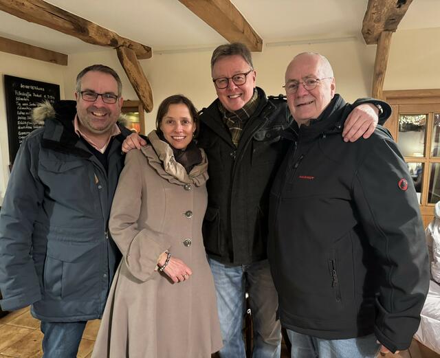 Sammelten am Lagerfeuer Kräfte für den Wahlkampf der CDU: Jan Bauer (v. li.), Dr. Cornell Babendererde, Michael Grosse-Brömer und Jörg Berberich | Foto: Giko Krömker