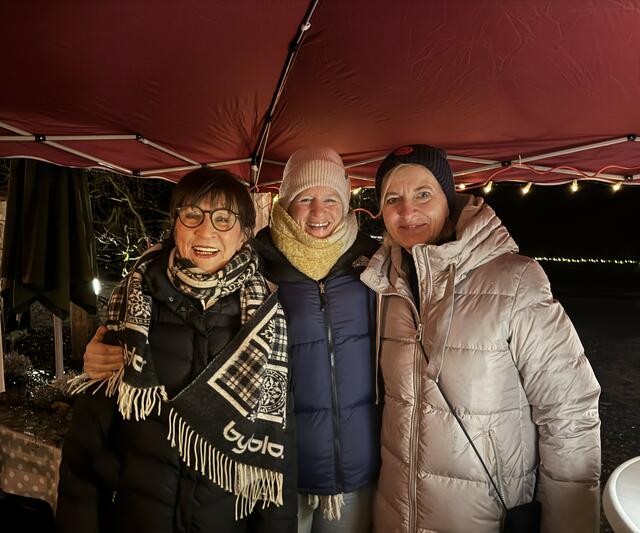 Heidi Seekamp, Julia Niehaus und Silke Meyer genossen das gemütliche Beisammensein gut eingepackt in dicke Mäntel und Schals | Foto: Giko Krömker