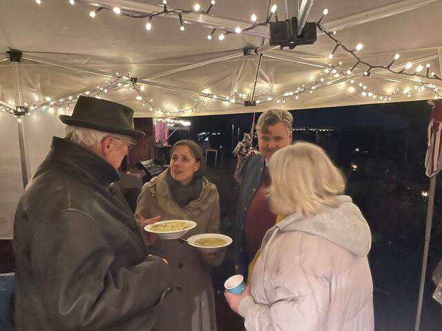 Parteiübergreifende Gespräche: Hans-Jürger Börner (li., SPD Jesteburg) klönte bei einer heißen Suppe mit Cornell Babendererde (2. v. li.) | Foto: Leserreporter