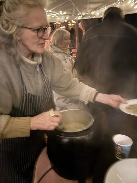 Wärme von innen: Margret Kröger gab heiße Suppe aus | Foto: Giko Krömker