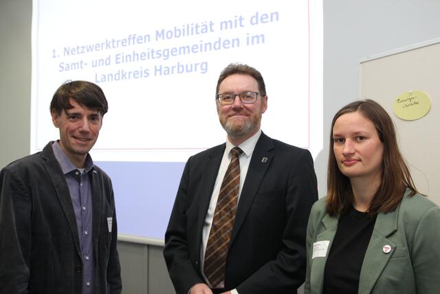 Impulse für die Mobilität der Zukunft geben beim Netzwerktreffen (v. li.): Dr. Alexander Stark, Leiter der Stabstelle Kreisentwicklung / Wirtschaftsförderung / Mobilität, Erster Kreisrat Josef Nießen und Sabrina Wilkens von der LNVG | Foto: Landkreis Harburg