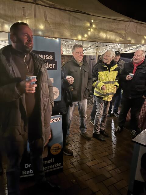Florian Möschter (v. li.), Michael Grosse-Brömer, Rolf Forst, Reiner Sprengel nutzten die Veranstaltung zum Klönschnack | Foto: Giko Krömker