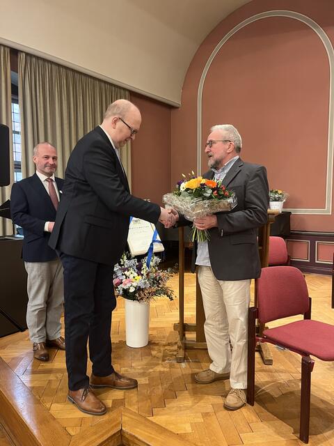 Glückwünsche vom Bürgermeister an Harald Wiedera (rechts). | Foto: Sandra Polenz