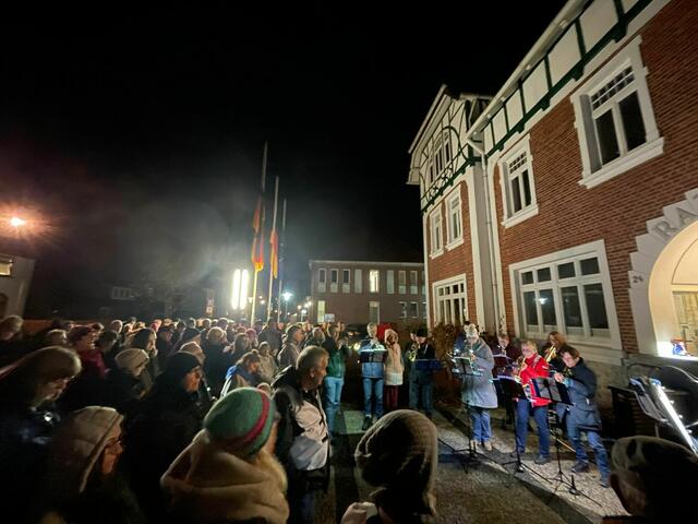 Rund 200 Bürgerinnen und Bürger waren der Einladung des Forums für Zivilcourage zum Holocaust-Gedenktag gefolgt | Foto: Susan Gabriel / Gregor Rick / Forum für Zivilcourage
