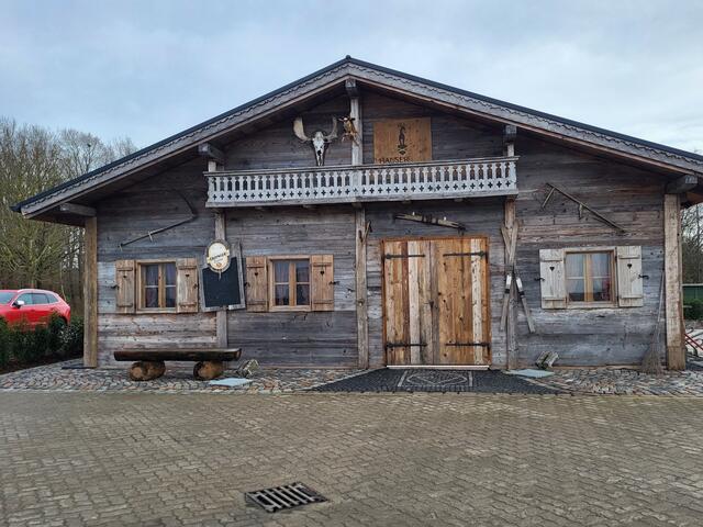Die urige Almhütte stand einst in Lech am Arlberg, nun in Tostedt | Foto: sh