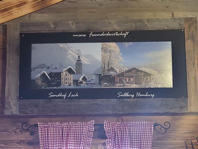 Das Bild erzählt die Geschichte der Almhütte, wie sie vom Arlberg über den Hamburger Süllberg jetzt nach Tostedt kam | Foto: sh