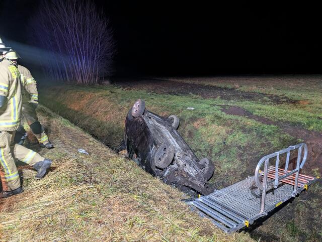 Der Pkw kam aus ungeklärter Ursache von der Fahrbahn ab und überschlug sich | Foto: Nils Renken, Pressesprecher Feuerwehr SG Tostedt