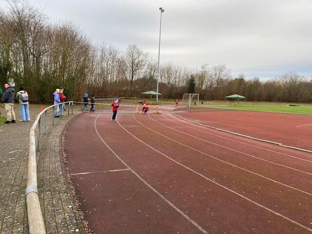 Beim Stadion-Cross konnten die jüngeren Sportlerinnen und Sportler glänzen | Foto: Johann Schlichtmann 