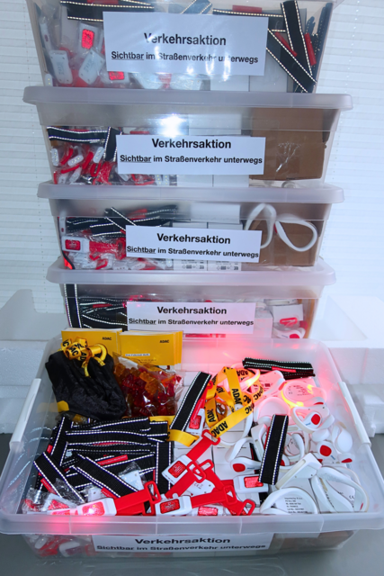 Vorbereitete Boxen mit kleinen leuchtenden Geschenken für die Schülerinnen und Schüler | Foto: Dilara Acar