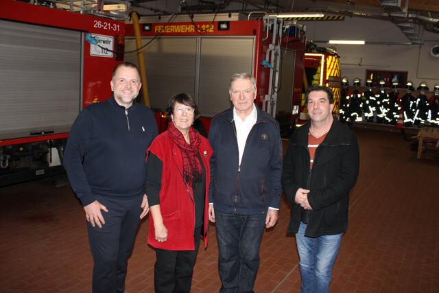 Bei der Ratssitzung im Feuerwehrhaus (v. li.): der neue stellv. Bürgermeister Dennis Ammann, Bürgermeisterin Christa Beyer, ihr verabschiedeter Stellvertreter Wolfgang Plath sowie dessen Sohn und Nachrücker im Rat Matthias Plath | Foto: ce