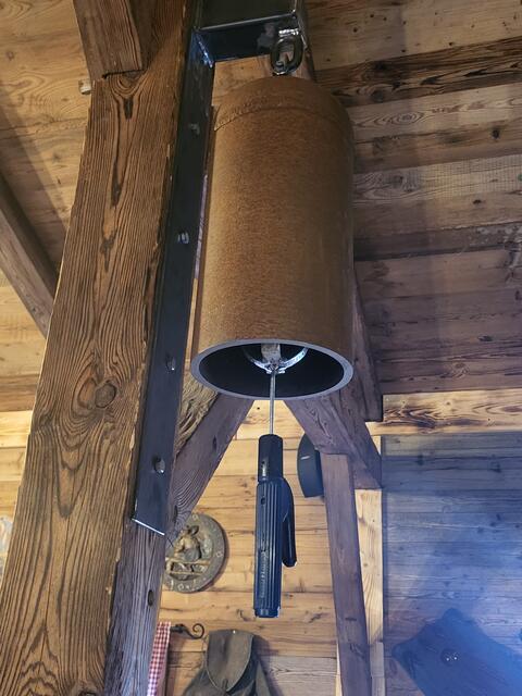 Neu in der Hütte ist die Glocke, geschweißt aus einem alten Rohr, kann damit zur Lokalrunde geläutet werden | Foto: sh