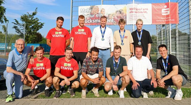 Rückblick auf eine erfolgreiche Staffel in 2024 mit Arno Reglitzky (li.) und Jörn Stolle von der Sparkasse (Zweiter v.re. vorne) | Foto: BW Buchholz