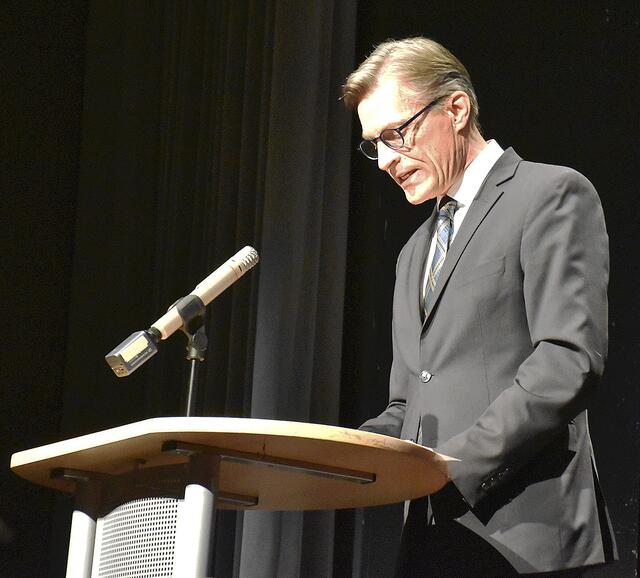 Buchholz' Bürgermeister Jan-Hendrik Röhse äußerte sich in einer zugleich sehr bestimmenden und emotionalen Ansprache | Foto: Axel-Holger Haase