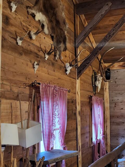 Alles ist original: Vom Geweih an der Wand bis zu den karierten Vorhängen | Foto: sh