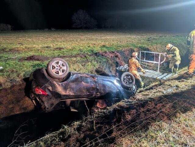 Die beiden eingeschlossenen Personen wurden mittels Spineboards aus dem Fahrzeug befreit  | Foto: Nils Renken, Pressesprecher Feuerwehr SG Tostedt