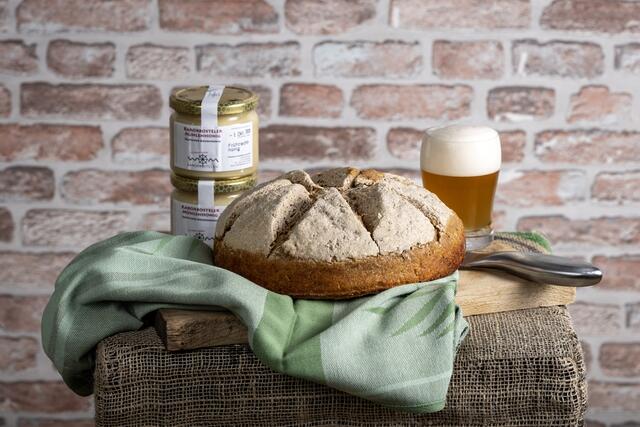 Eigene Herstellung: Mühlenhonig, Bier und selbstgebackenes Treberbrot aus dem Lehmbackofen der Mühle | Foto: BVNON