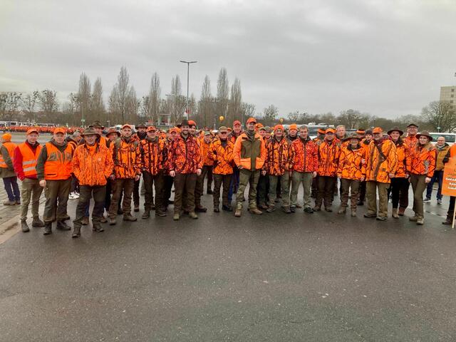 Ein Teil der Jägerinnen und Jäger aus dem Landkreis Stade, die bei der Demonstration Hannover mitmachen | Foto: pivat