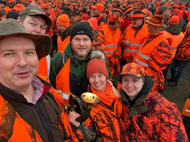 Auch mit Jagdhörnern verliehen die Waidmänner und -frauen ihrem Protest gegen die Gesetzesänderung Nachdruck | Foto: Anke Jagau