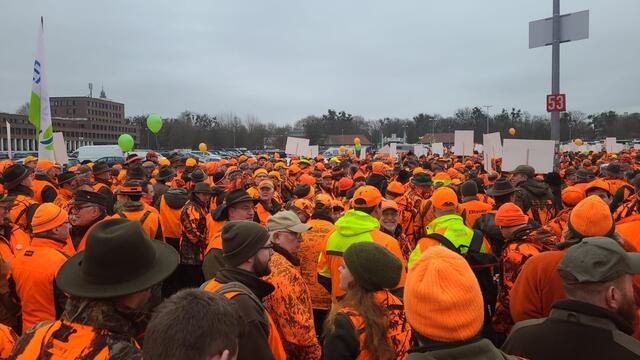 Protest in Orange: Die Jäger auf der Kundgebung auf dem Schützenplatz | Foto: privat