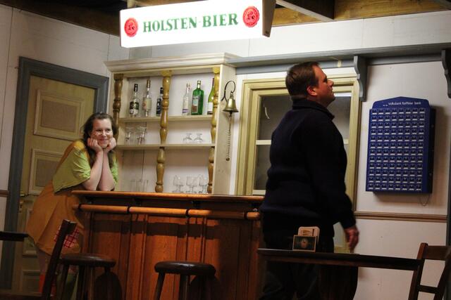 Christine Christiansen, die sich als hässliches Entlein ausgibt, hat sich in Jonny Tetens verguckt, der aufgrund früherer Erfahrungen ein tiefes Misstrauen gegenüber gut aussehenden jungen Frauen hat | Foto: ab