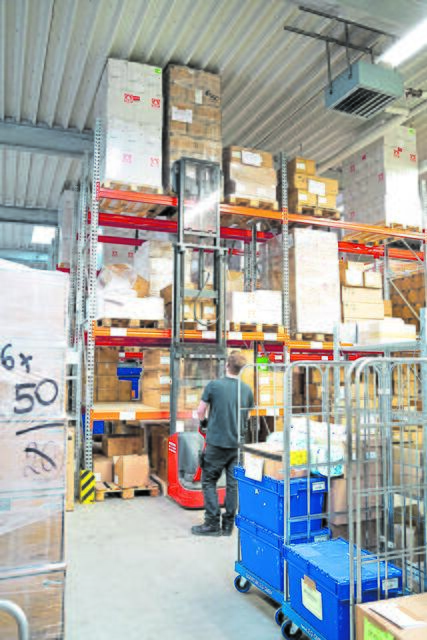 Hubwagen und Gitterboxen gehören zu den unverzichtbaren Hilfsmitteln im Zentrallager