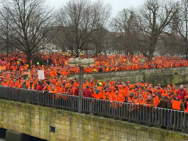 Ein orangefarbenes Meer des Protestes: die Jägerinnen und Jäger aus ganz Niedersachsen auf dem Platz vor dem Landtag in Hannover | Foto: Horst Günter Jagau