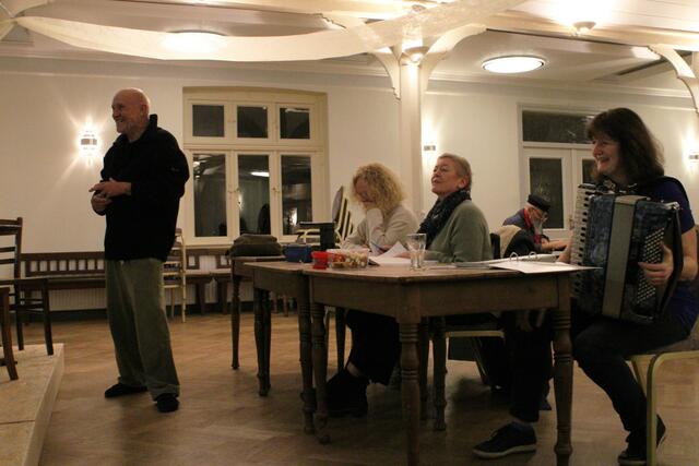Das Team vor der Bühne bringen die Laiendarsteller schon einmal zum Lachen | Foto: ab