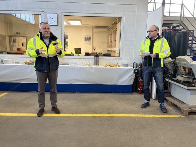 Stefan Fritz (li.), Putzmeister-Geschäftsführer PCP und Bernhard Urban, Putzmeister- Serviceleiter Deutschland, fanden bei ihren Ansprachen anlässlich der Grundsteinlegung passende Worte | Foto: sra