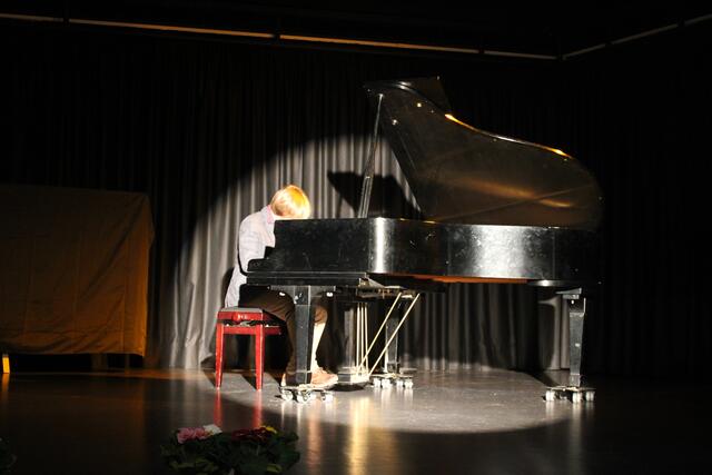 Schüler Paul beeindruckte mit mehreren Stücken am Flügel | Foto: pöp