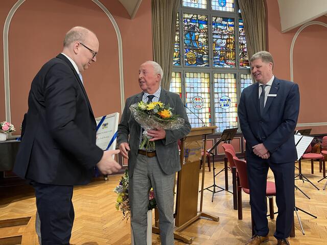 Ehrung des Bürgermeisters für Rudi Steinkamp. | Foto: Sandra Polenz