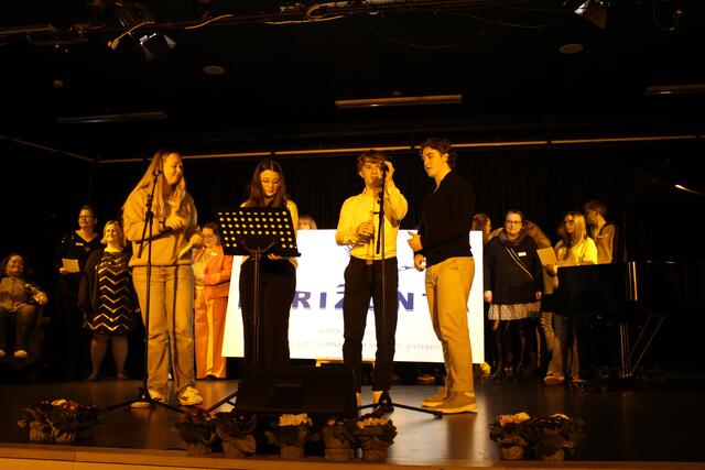 Gemeinsam wurde auf der Bühne das neue Schullied intoniert | Foto: pöp