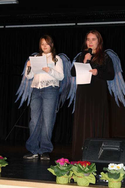 Zwei Schülerinnen trugen die anrührende Geschichte vom kleinen Kranich und vom Lernen vor | Foto: pöp