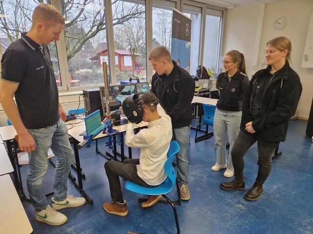 Fabien Maack (li.) und Kjell Facklam zeigten den Jugendlichen das virtuelle Schweißen. Die Schüler setzen einen VR-Helm auf und sahen per Computeranzeige, wie sie die Brennerhaltung optimieren müssen, um eine möglichst perfekte Schweißnaht zu erzielen

Anschließend kann man die Schweißnaht von dem Computersystem bewerten lassen.

Vorteile sind hier, dass die Gefahren wie z.B. Hitzeeinwirkungen und Rauchgase nicht entstehen und man trotzdem das Schweißen so real wie möglich erlernen kann.
Das Mercedes Benz Werk Hamburg stellt jährlich 25 Auszubildende ein | Foto: EKRS / Damlos
