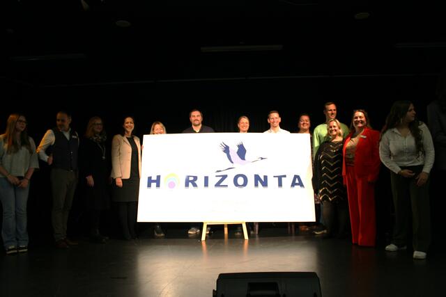 Schüler, Lehrer, Schulinitiative und Behördenvertreter versammelten sich mit Schulleiterin Iris Strunk (2. v. re.), ihrer Stellvertretung Nadine Ohmann (3. v. re.)) und Samtgemeinde-Bürgermeisterin Claudia von Ascheraden (5. v. li.) ums neue Schullogo | Foto: pöp