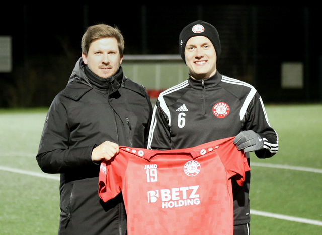 08-Ligamanager Julian Kühn (li.) überreicht Neuzugang Ernesto Keisef sein Trikot mit der Nummer 19 | Foto: TSV 08