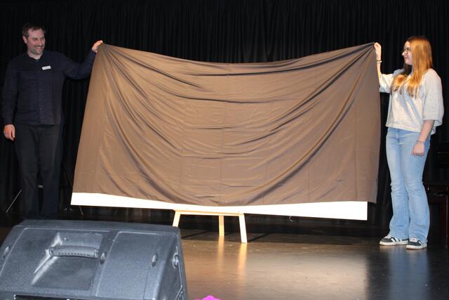 Spannender Moment: Lehrer Simon Arbeck und eine Schülerin enthüllen das neue Logo | Foto: pöp