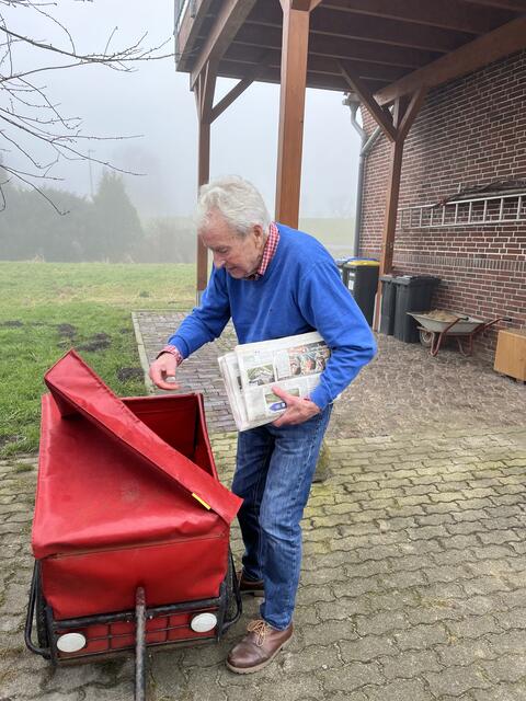 Das Zeitungsaustragen hält Wilfried Schweiger-Lemgo fit. | Foto: Sandra Polenz