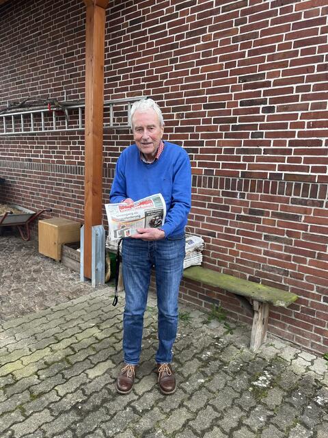 Stolz präsentiert Wilfried Schweiger-Lemgo das Wochenblatt. | Foto: Sandra Polenz